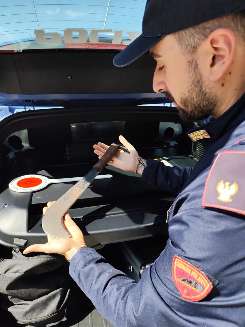 Si aggirava in strada con una roncola, denunciato un uomo