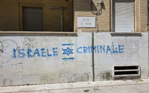 Scritta antisemita su un palazzo in piazza Buozzi
