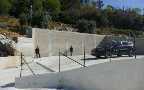 Continuavano i lavori nonostante i sigilli, denunciato il proprietario del terreno