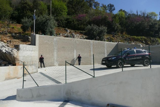 Continuavano i lavori nonostante i sigilli, denunciato il proprietario del terreno