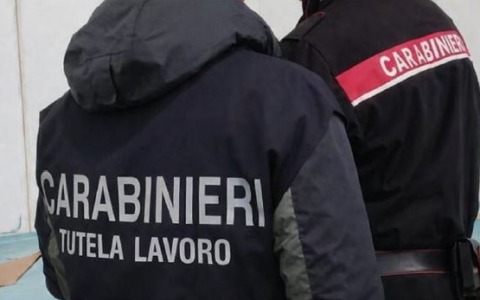 Ispezioni in due aziende ortofrutticole, carenza di sicurezza nei luoghi di lavoro