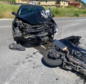 Scontro tra un’auto ed una moto sulla Casilina, morto un uomo/FOTO