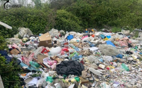 Un mucchio di rifiuti abbandonati in periferia, denunciato il responsabile