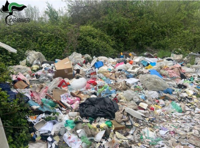 Un mucchio di rifiuti abbandonati in periferia, denunciato il responsabile