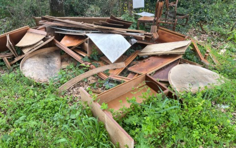 Rifiuti abbandonati nel bosco del “Filetto”: intervento di Polizia locale e Cisterna Ambiente