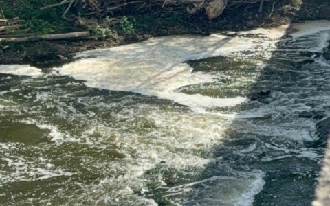 Nuovo sversamento nel fiume Sacco, schiuma sulle acque
