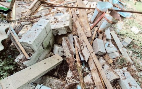 Cinque metri cubi di rifiuti interrati, possibile presenza di amianto