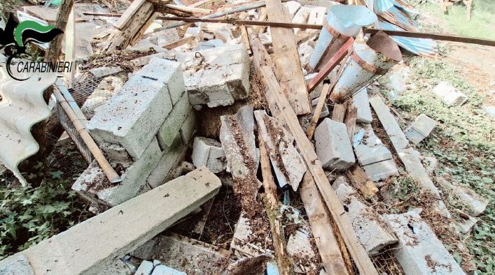 Cinque metri cubi di rifiuti interrati, possibile presenza di amianto