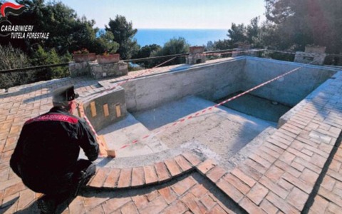 Sequestrata piscina abusiva, denunciato il proprietario
