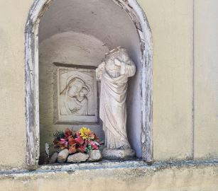 Decapitata un’altra statua della Madonna