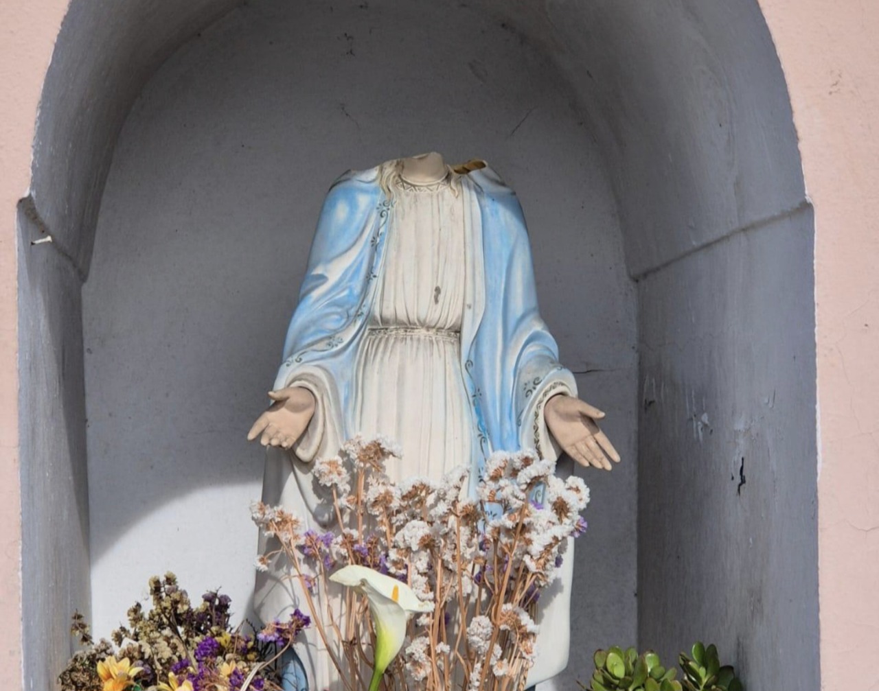 Decapitata la statua della Madonna di Lourdes nella nicchia votiva