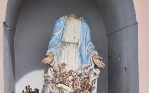 Decapitata la statua della Madonna di Lourdes nella nicchia votiva