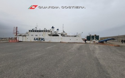 Cede un ormeggio. Il traghetto Maria Maddalena trascinato all’imbocco del porto