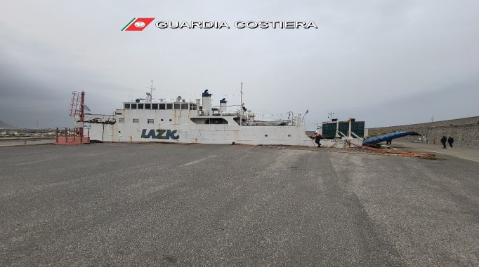 Cede un ormeggio. Il traghetto Maria Maddalena trascinato all’imbocco del porto