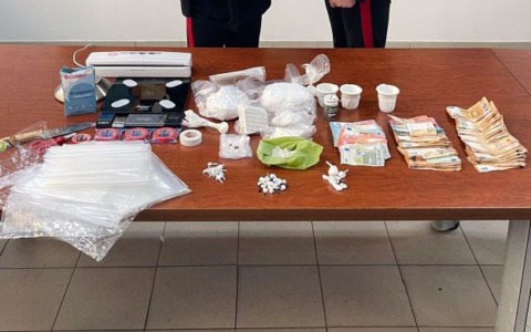 Oltre un chilo di cocaina nascosto in auto e in casa, arrestato un 30 enne albanese
