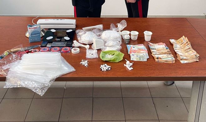 Oltre un chilo di cocaina nascosto in auto e in casa, arrestato un 30enne albanese