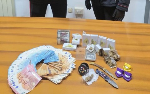 Sorpreso con un chilo di hashish e 6 mila euro in contanti, arrestato 24enne