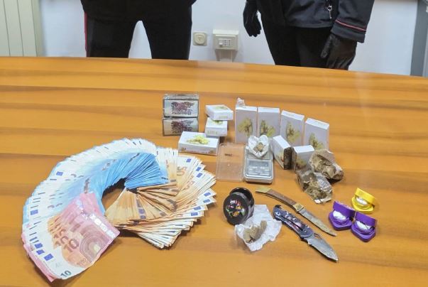 Sorpreso con un chilo di hashish e 6 mila euro in contanti, arrestato 24enne