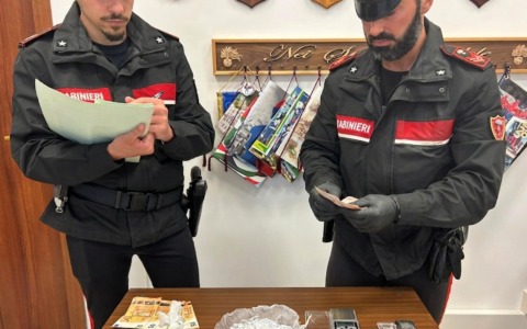 Fermati in auto e trovati con dosi di cocaina, tre arresti