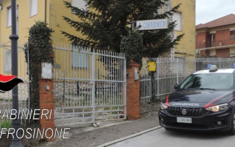 Utilizza una carta smarrita per fare acquisti, denunciata una coppia