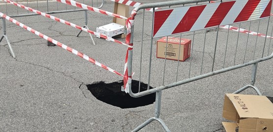 Voragine in via Guido Reni, l’ordinanza del sindaco