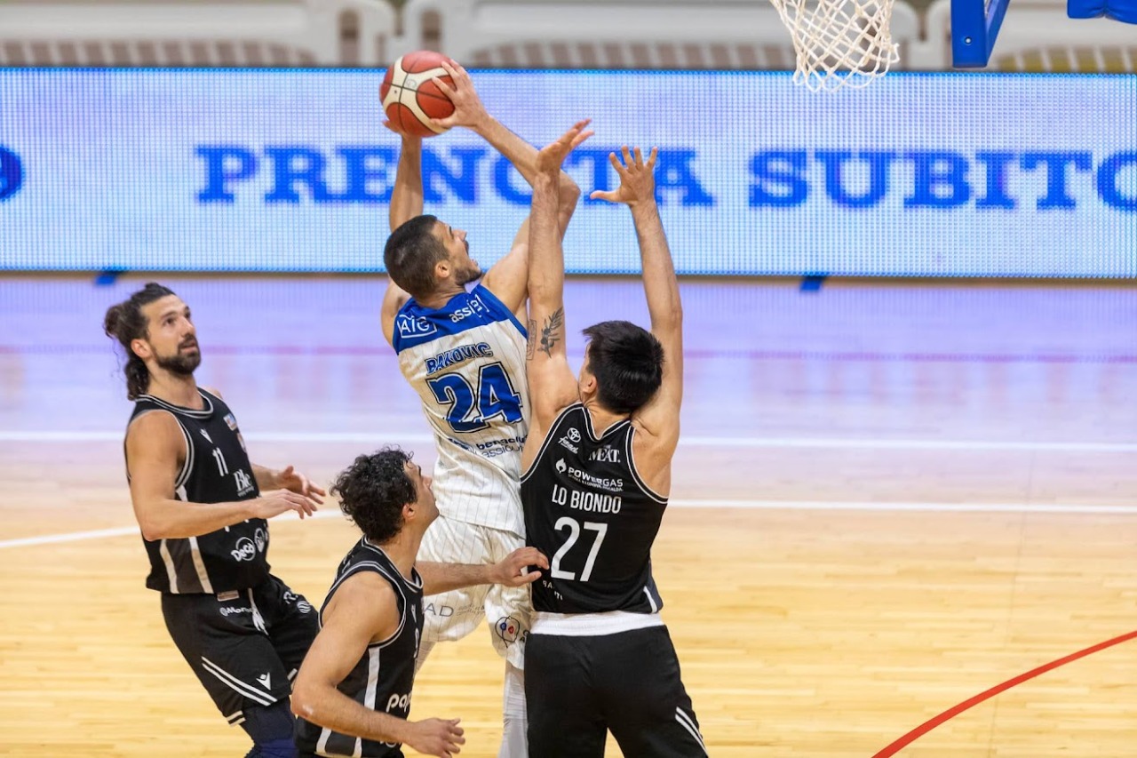 La Benacquista cede alla JuveCaserta. 83 a 77 il risultato finale