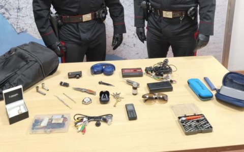 Incastrato dalla dash cam, denunciato per furto un 33enne