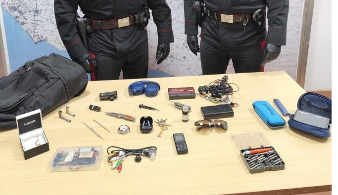 Incastrato dalla dash cam, denunciato per furto un 33enne