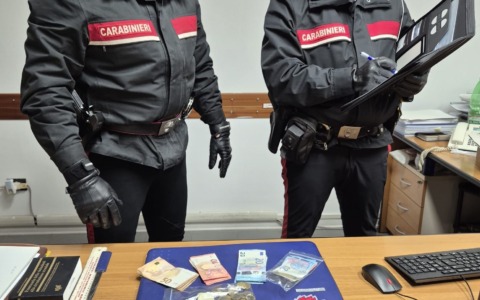 Trovato con la cocaina e denaro contante, arrestato