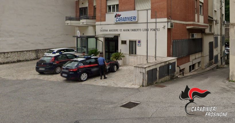 Si oppone alla visita psichiatrica e minaccia i Carabinieri con un coltello