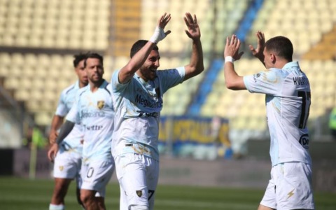 Il Frosinone vince in rimonta a Modena (1-2) e resta secondo