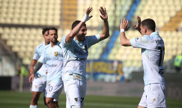 Il Frosinone vince in rimonta a Modena (1-2) e resta secondo