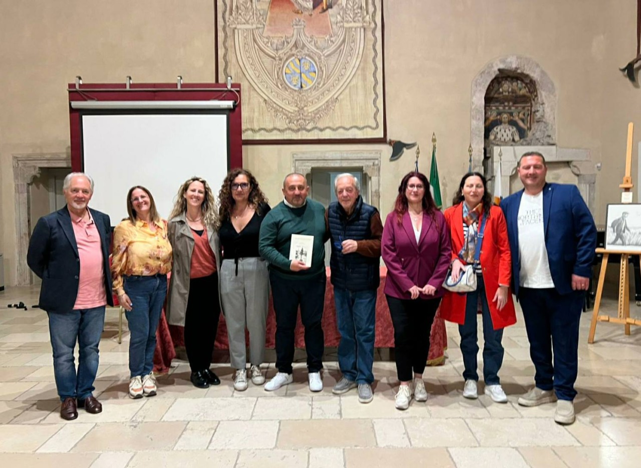 L’abbraccio a Gianfranco Antonetti per la presentazione del suo libro