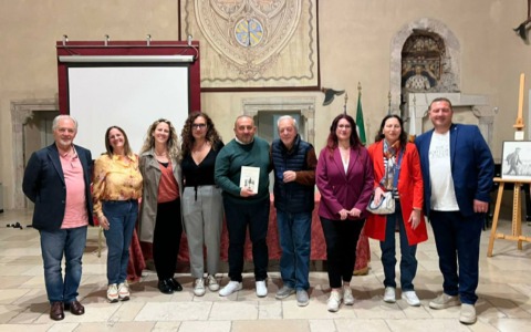 L’abbraccio a Gianfranco Antonetti per la presentazione del suo libro