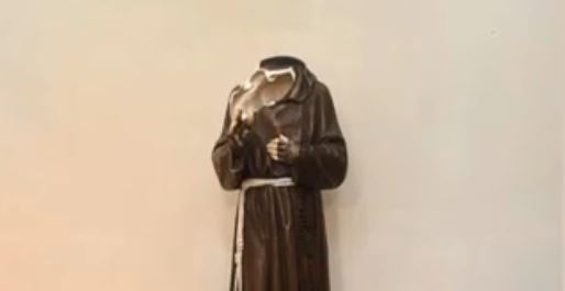 Decapitata la statua di Padre Pio in chiesa, indaga la polizia
