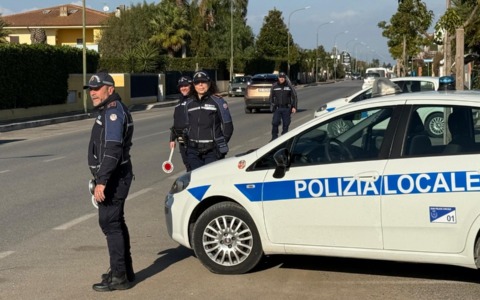 Fugge all’alt ma viene raggiunto: denunciato 19enne senza patente né revisione