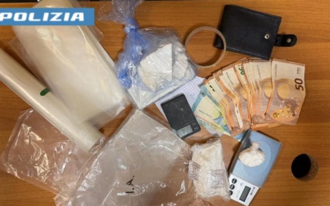 Oltre un chilo di cocaina tra auto e casa