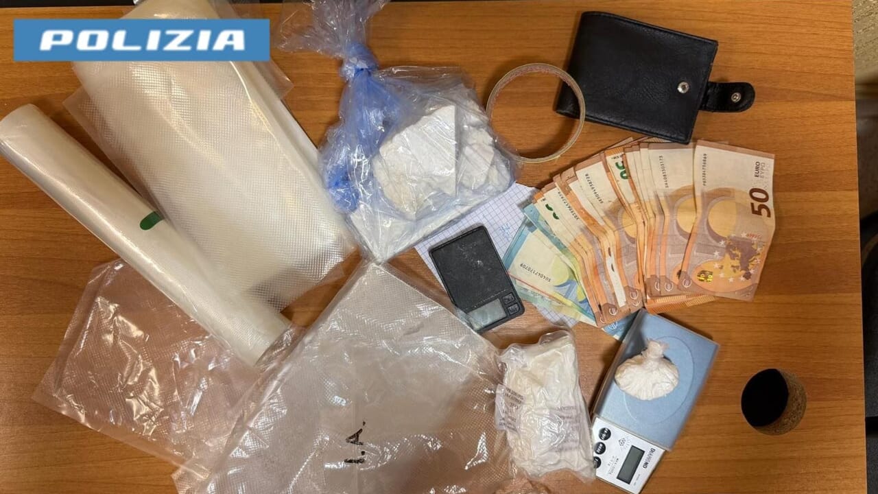 Oltre un chilo di cocaina tra auto e casa