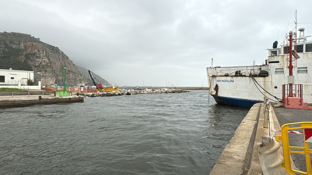 Liberato l’ingresso al porto e messo in sicurezza il traghetto Maria Maddalena