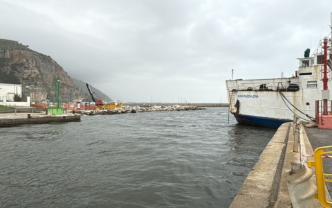 Liberato l’ingresso al porto e messo in sicurezza il traghetto Maria Maddalena