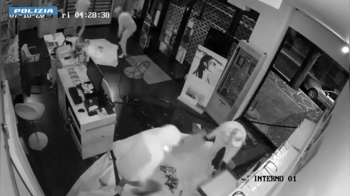Furto nel negozio di ottica da 60 mila euro, cinque arresti. LE IMMAGINI