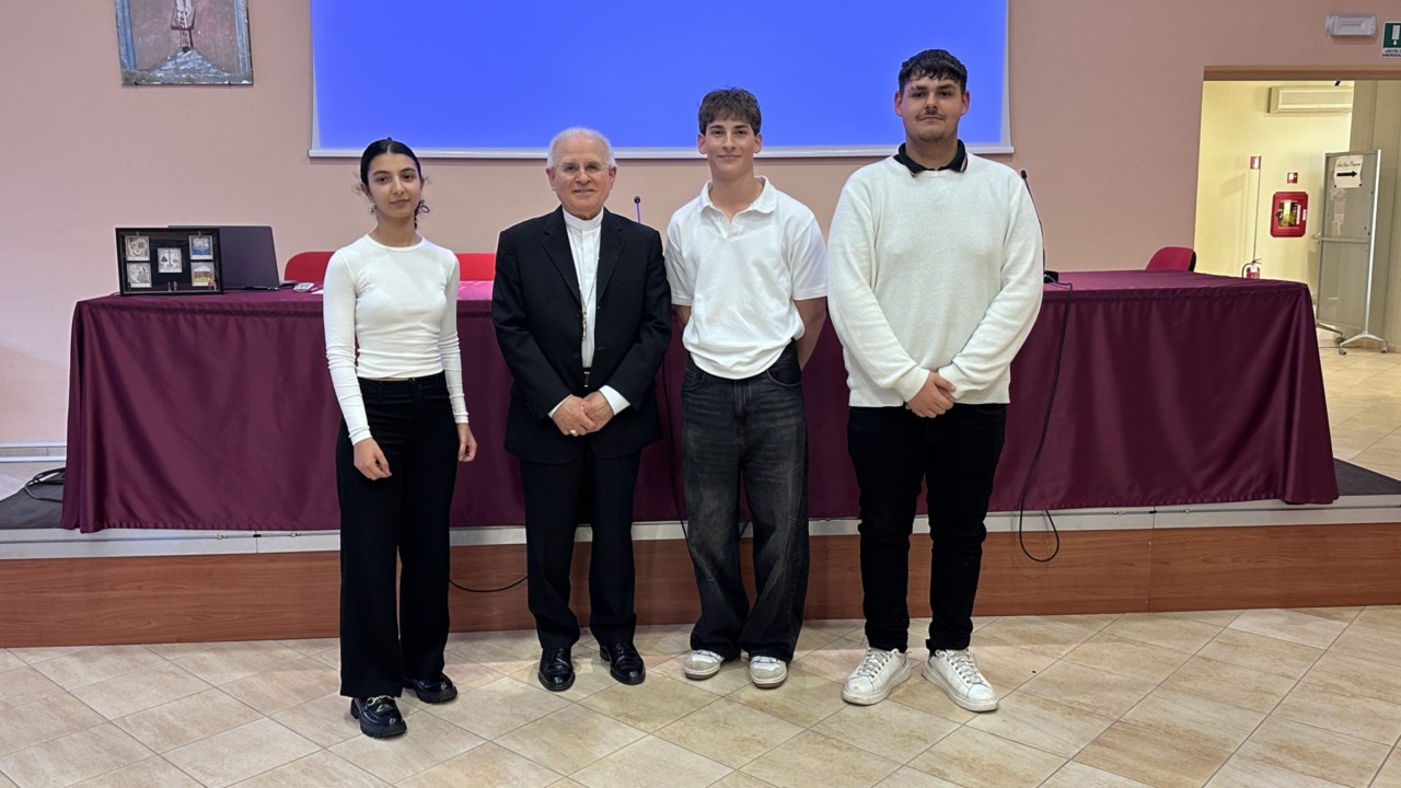 Il Vescovo ha premiato gli studenti vincitori del concorso “Un anno per il tuo futuro”