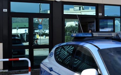 Insulti alle Forze dell’Ordine durante incontro di calcio: sei denunciati dalla Polizia di Stato