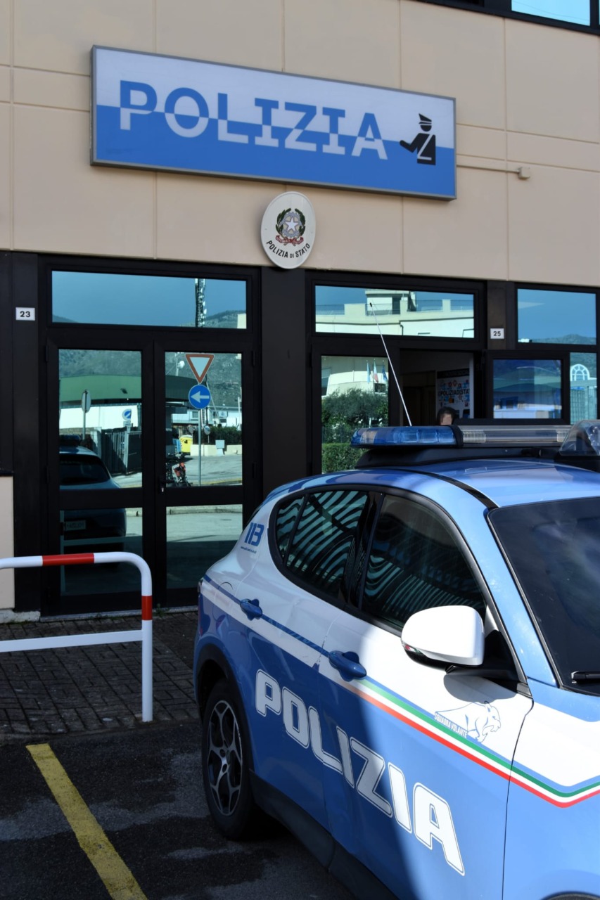 Insulti alle Forze dell’Ordine durante incontro di calcio: sei denunciati dalla Polizia di Stato