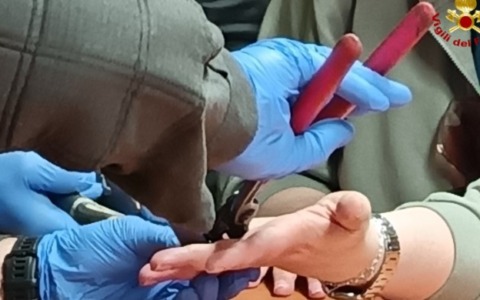 Si incastra l’anello, necessario l’intervento dei Vigili del Fuoco