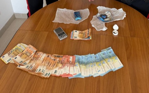 Hashish nella ruota in garage e soldi nascosti in camera da letto, arrestato un ragazzo di 17 anni