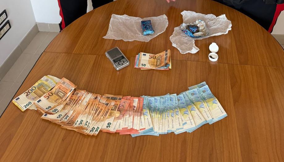 Hashish nella ruota in garage e soldi nascosti in camera da letto, arrestato un ragazzo di 17 anni