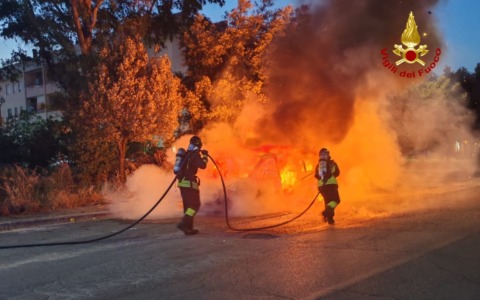 Auto avvolta dalle fiamme in via Leonardo da Vinci, momenti di paura. LE IMMAGINI