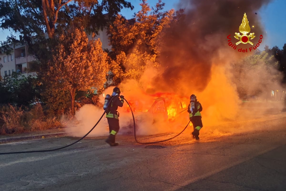 Auto avvolta dalle fiamme in via Leonardo da Vinci, momenti di paura. LE IMMAGINI