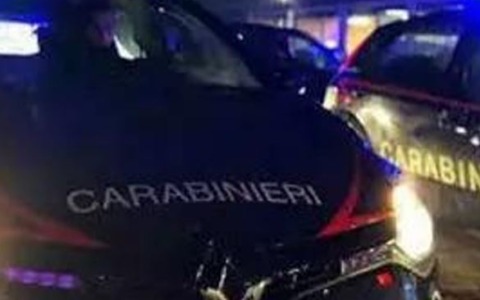 Auto in fiamme nella notte in via Meucci, danneggiata la facciata di un’abitazione